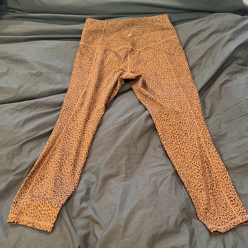 Never worn Athleta medium salutation stash pocket 7/8 tights